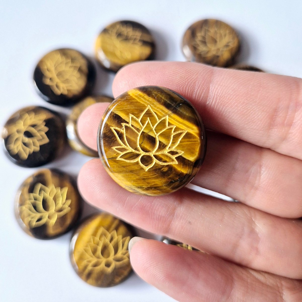 Edelsteen Tijgeroog schijf 2,5cm met Lotus symbool – Zaksteen worry stone