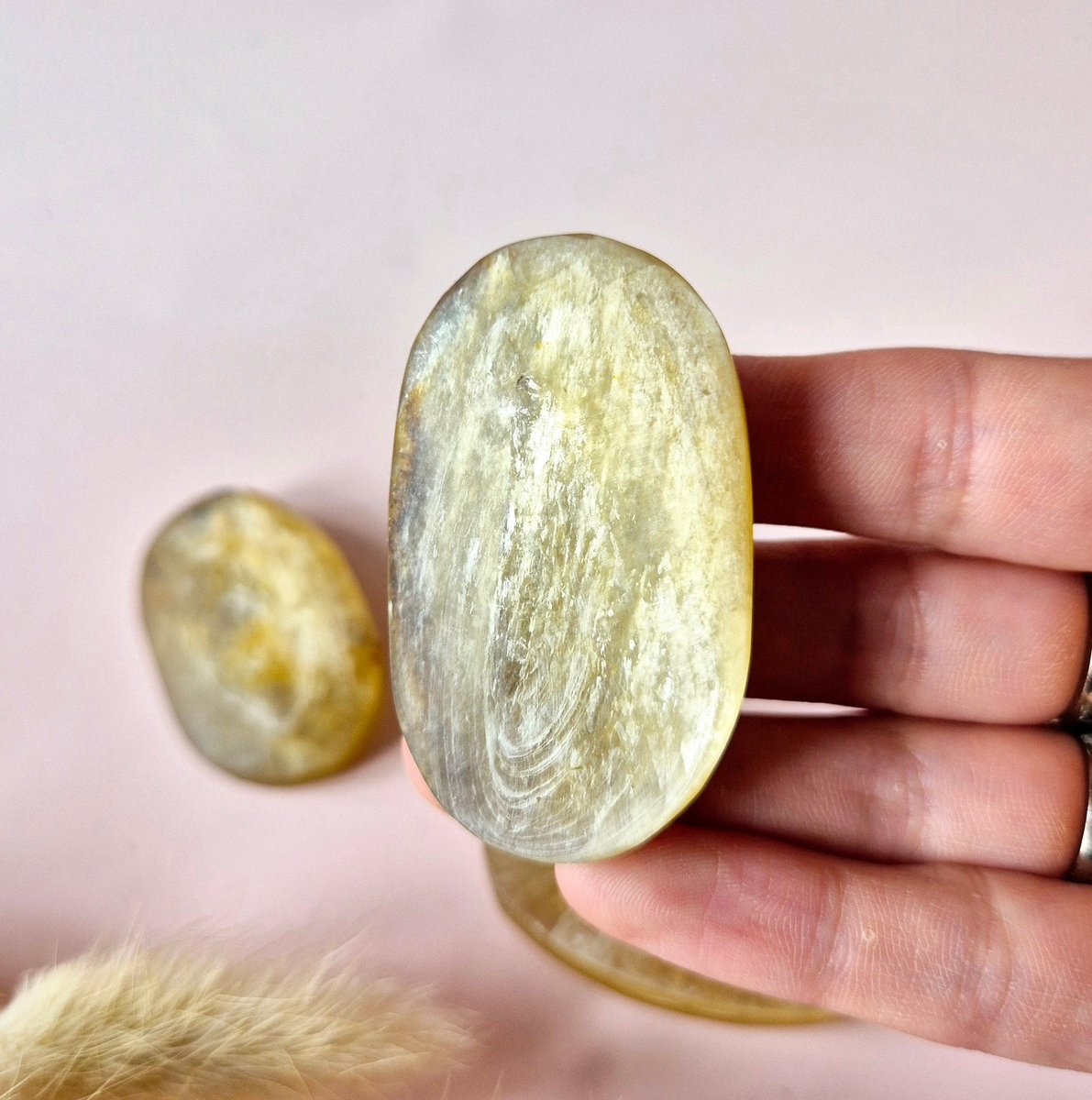 Golden Mica Handsteen – Gouden Mica Palmstone met Natuurlijke Shimmer (4–6 cm)