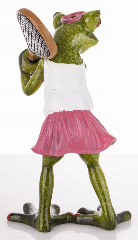 Groene kikker in witte tanktop en roze rok met tennisracket, achterkant zichtbaar.