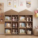 Twee bruine houten boekenkasten in huisvorm, gevuld met boeken en speelgoed.