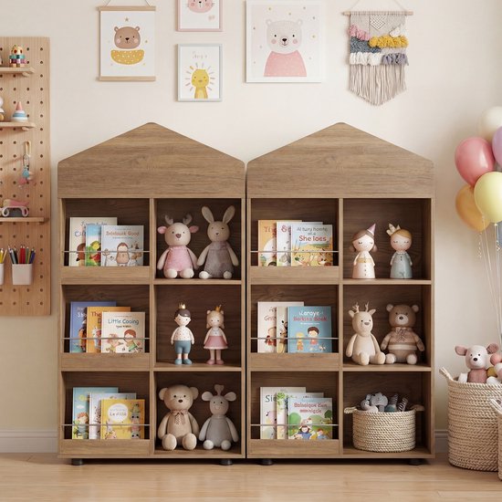 Twee bruine houten boekenkasten in huisvorm, gevuld met boeken en speelgoed.