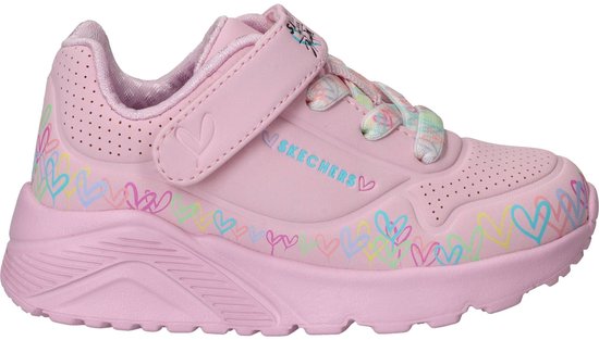 Roze Skechers sneaker met veelkleurige hartjesprint langs de zool en op de zijkant. Klittenbandsluiting met een hartje.