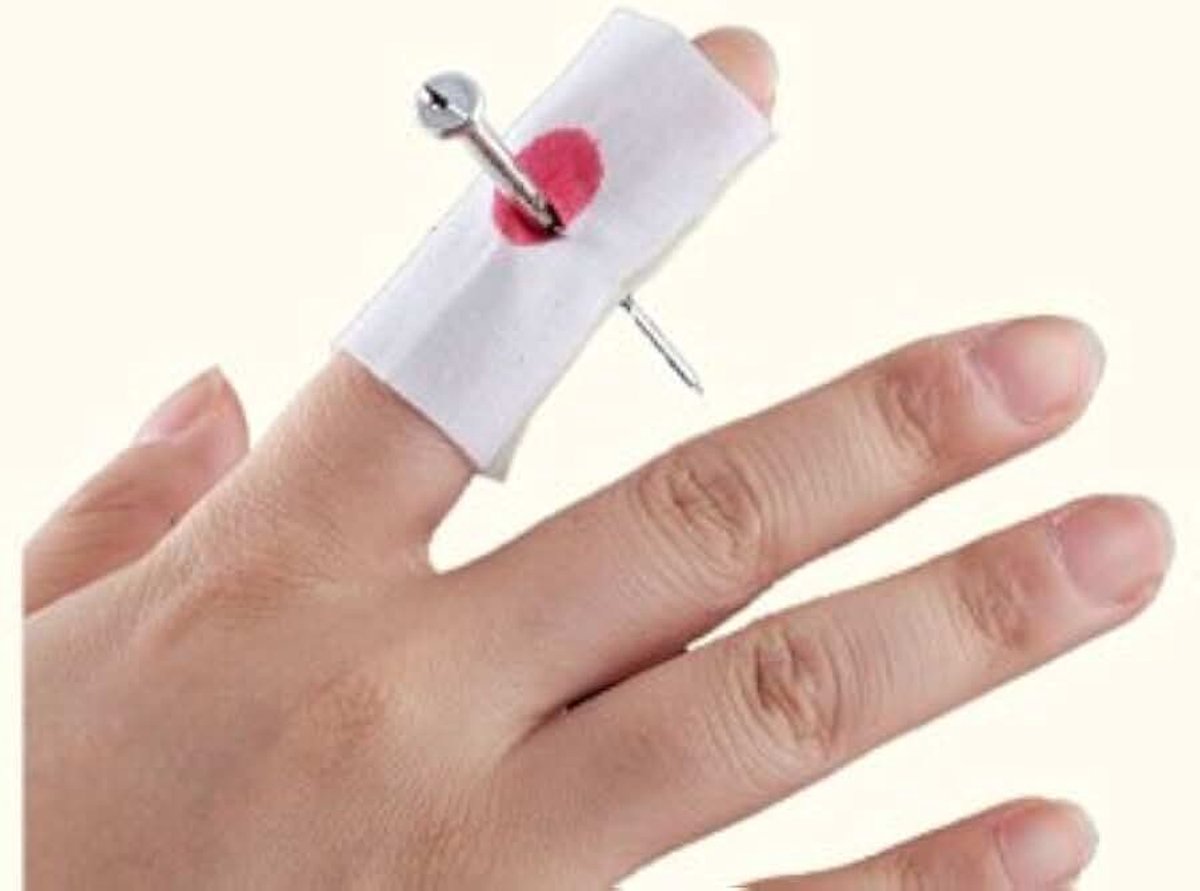 Vinger door een valse nagel gekruist - Gag