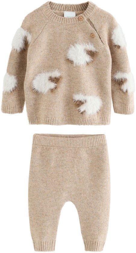 Bruine gebreide babyset met een trui met schapenmotief en bijpassende legging.