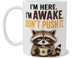 Grappige Mok met Wasbeer en Engelse Tekst I'M HERE. I'M AWAKE. DON'T PUSH IT. Grappig Koffiemok Cadeau voor Thuiswerkplek, Bureau en Kantoor Humoristische Wasbeer Mok met Dubbelzijdige Print