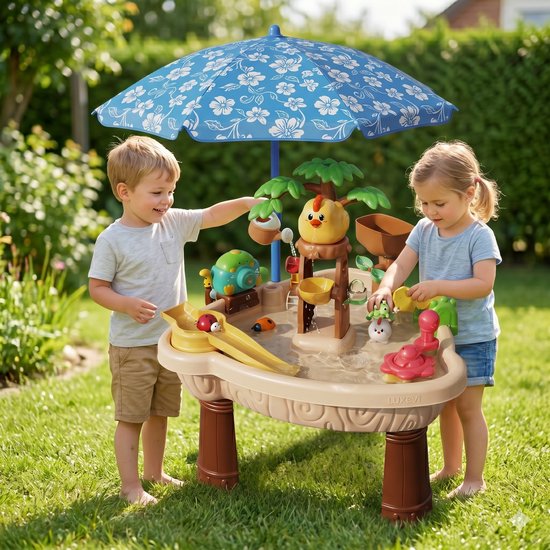 Twee kinderen spelen met een water- en zandtafel met parasol in de tuin.