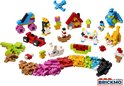 Diverse LEGO bouwwerken, waaronder een dinosaurus, pinguïn, huis, kat, konijn en watermeloen.