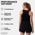 Dames zwart racerback sporttanktop, vochtafvoerend, ademend en lichtgewicht. Model draagt M, 180 cm.