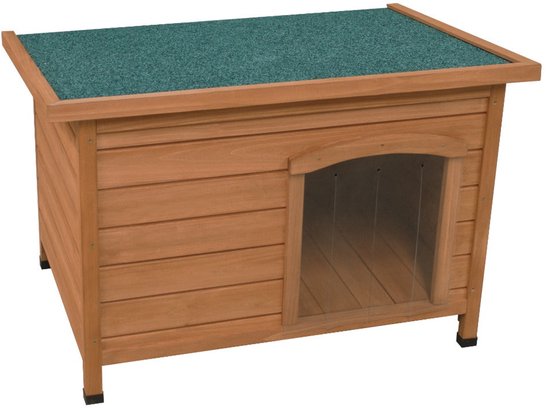 Houten hondenhok met schuin dak met groene dakbedekking, op witte achtergrond.