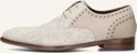 Close-up van de zijkant van een beige Floris van Bommel veterschoen met textuur en snake-print.