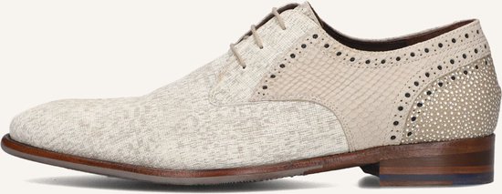 Close-up van de zijkant van een beige Floris van Bommel veterschoen met textuur en snake-print.