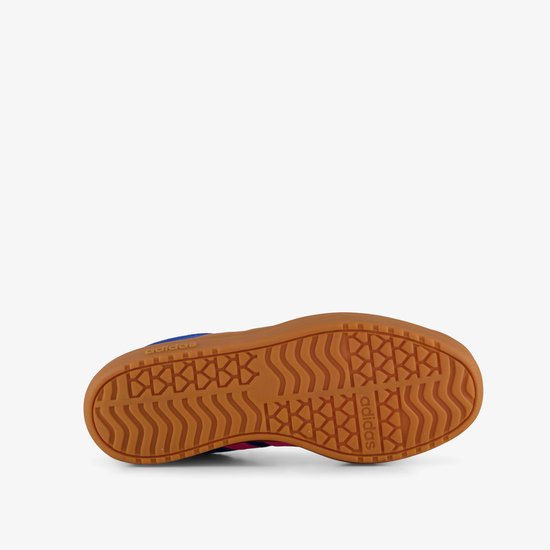 Onderkant van een blauwe Adidas VL Court Bold damessneaker met roze strepen en een bruine zool.