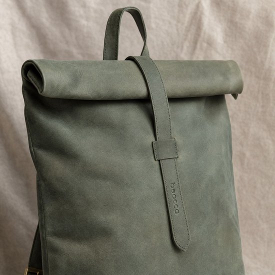 Groene leren rugzak met oprolbare sluiting en een bandje met 'beocca' logo.