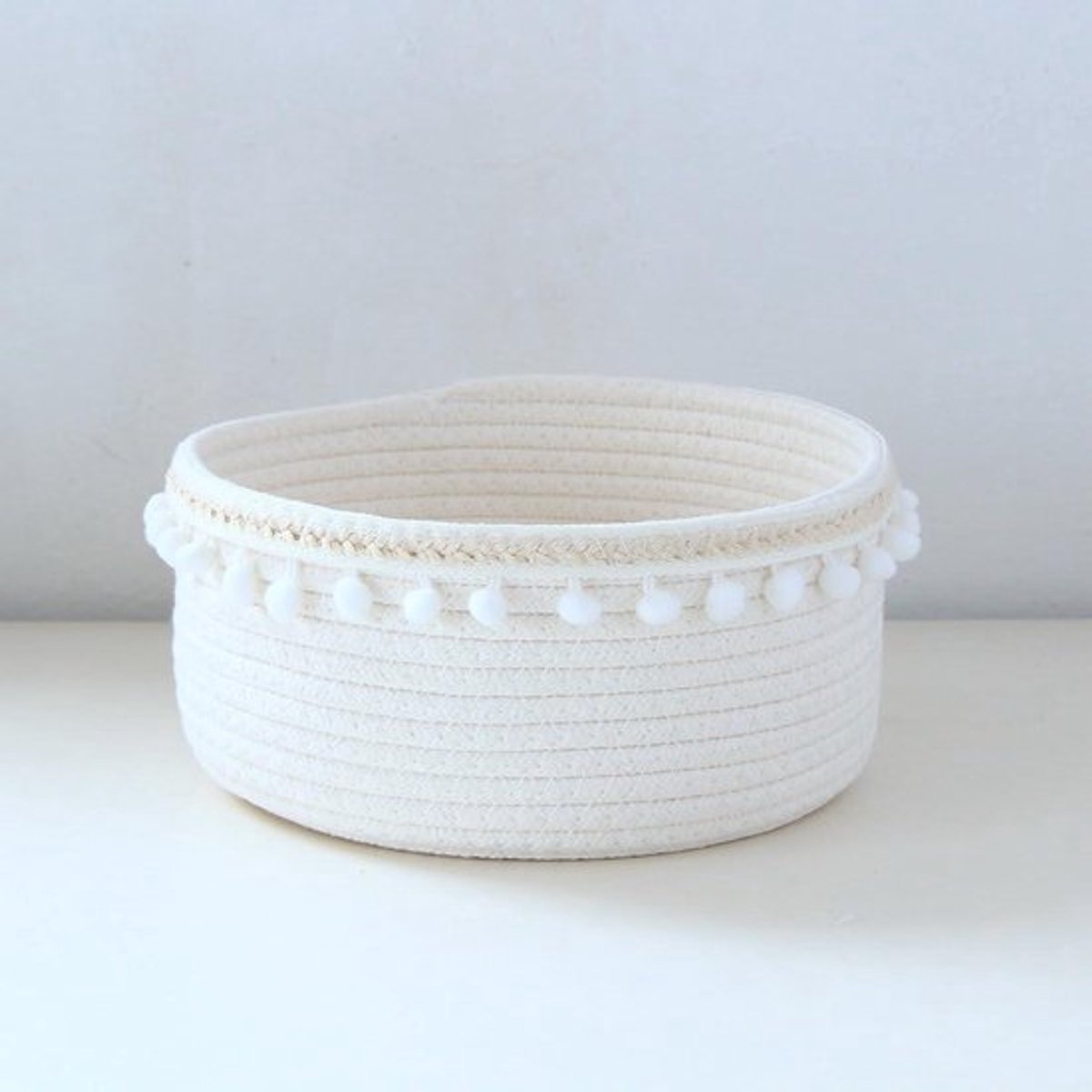 - Opbergmand van katoenen touw - Ronde mand - Gevlochten mand - Opbergmand met kleine bontballen - Cosmetica opbergmand - Melkachtig wit - Geschikt voor Katoenen Touw - 1 stuk 17 x 9 cm
