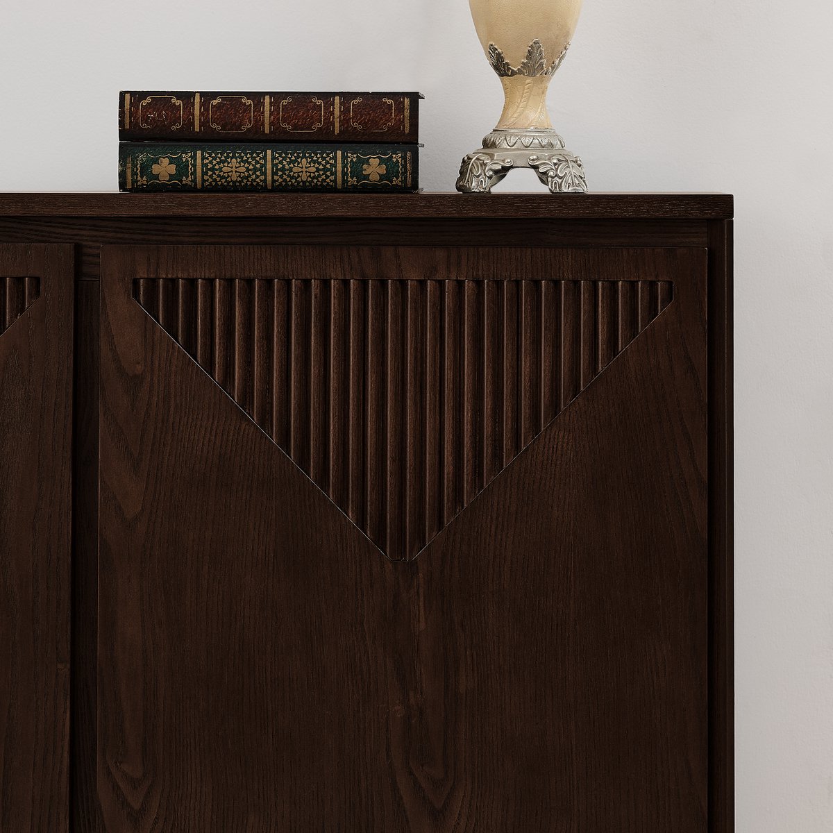 DESMIU Buffetkast - V Vormig Ribbeldesign Met Dubbele Deuren - Voor Woonkamer Eetkamer En Hal - Hout En MDF - Walnoot - 110x55x97 Cm Walnut
