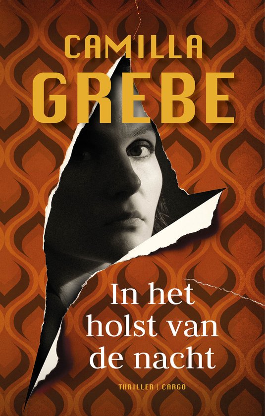 Boekcover met een gescheurd patroon, met deels zichtbaar gezicht van een vrouw en de tekst 'CAMILLA GREBE' en 'In het holst van de nacht'.