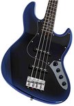 Donkerblauwe jazz basgitaar met zwarte slagplaat, vier snaren en zilveren hardware.