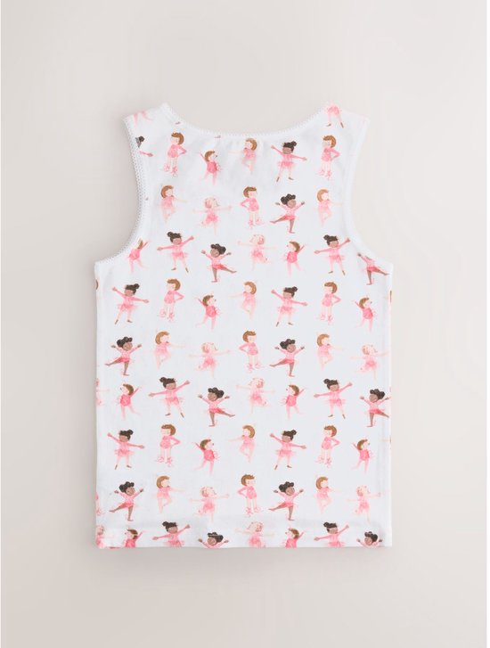 Achterkant van een wit hemdje met all-over print van ballerina's in roze balletpakjes.