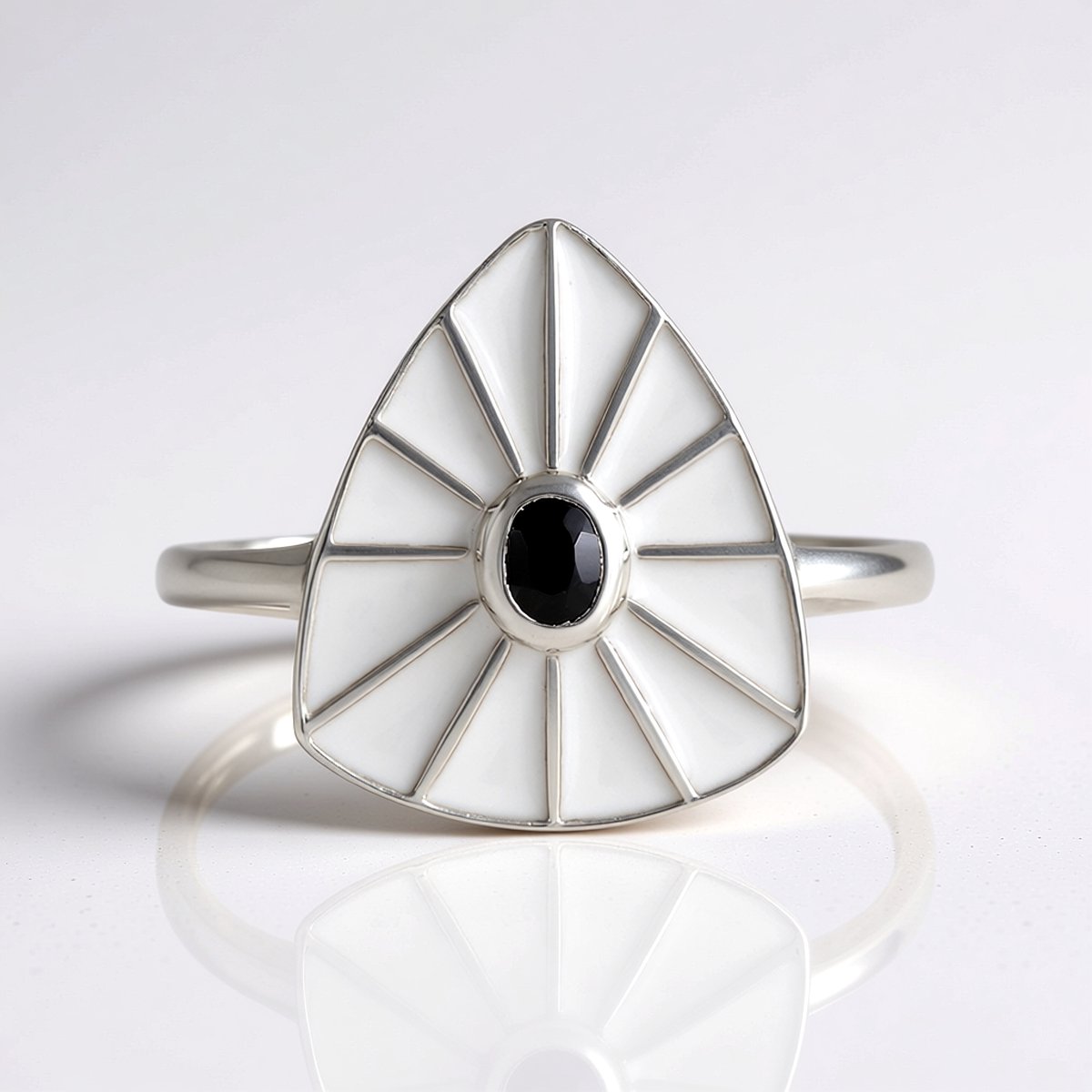 Cavill - Zilveren ring 925 met zwarte spinel ovaal 0,198 ct - Monosono Collection - stijlvolle minimalistische ring uit Thailand