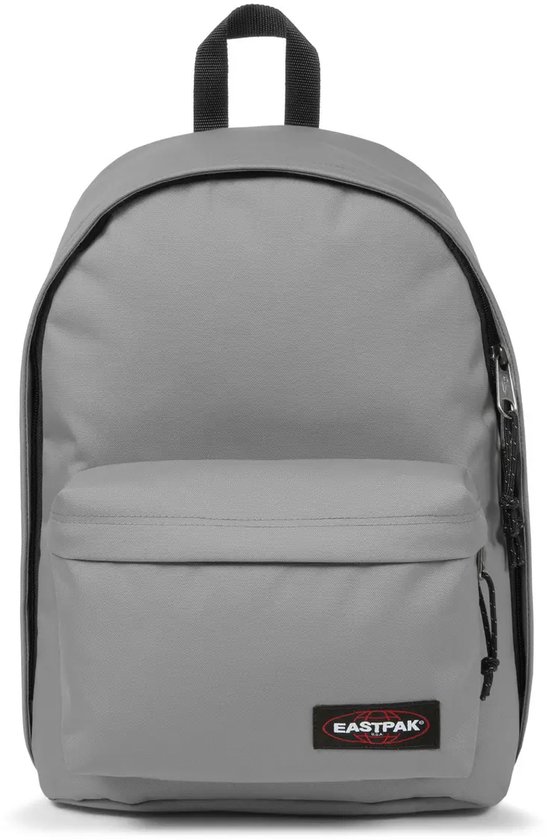 Grijze Eastpak rugzak met een voorvak en zwart Eastpak logo.