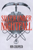 Couverture de livre avec le texte rouge "SILVER UNDER NIGHTFALL" sur une décoration argentée, une chaîne avec une dague et une faux. Écrit par RIN CHUPECO.