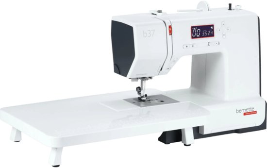 Witte Bernette b37 naaimachine met uitklapbaar tafelblad.