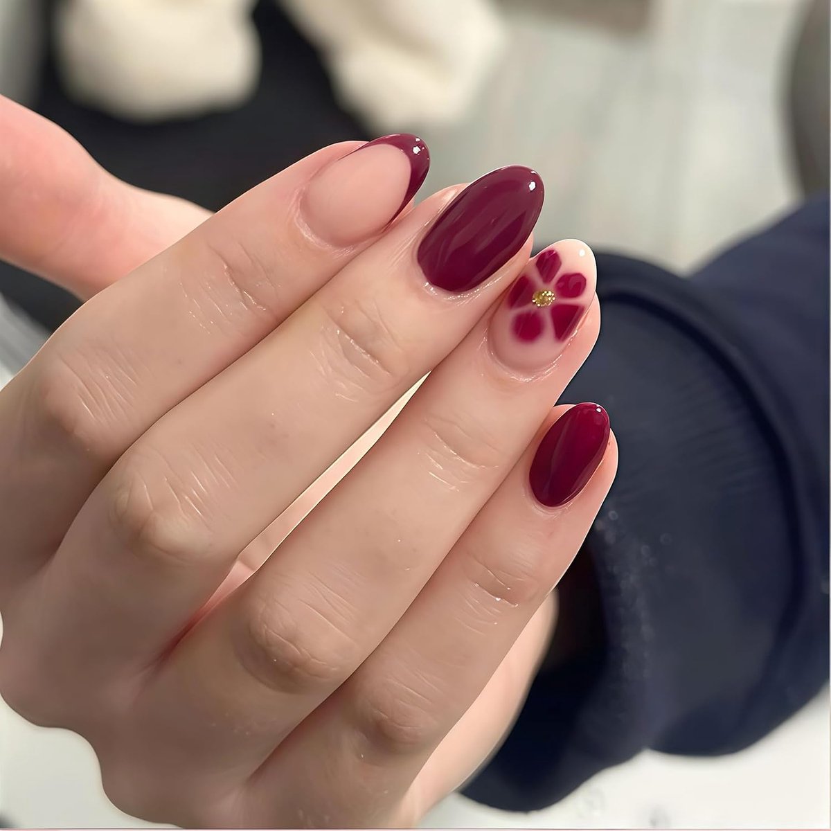 SnelShoppen - 24 Stuks Wijnrode French Tip Press-On Nagels, Korte Amandelvormige Kunstnagels met Bloemendesign, Glanzende Acryllook Plaknagels voor Do