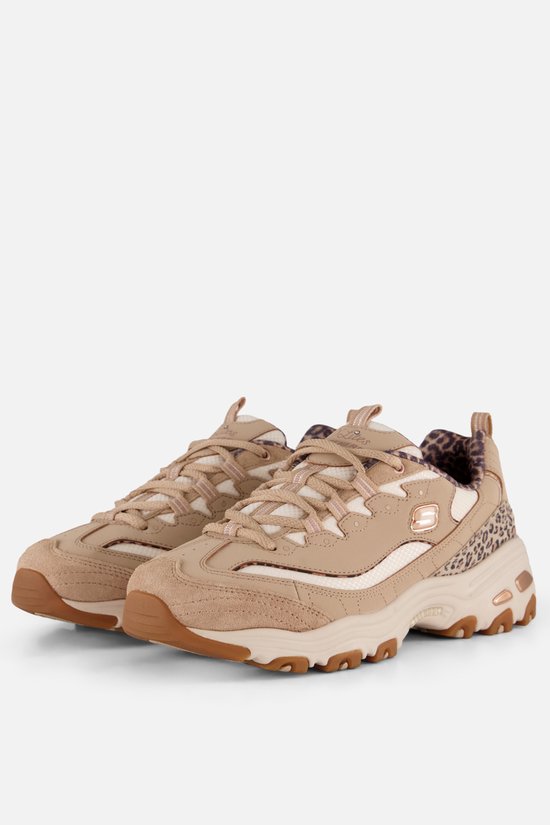 Paar taupe Skechers D'Lites veterschoenen met luipaardprint en beige accenten.