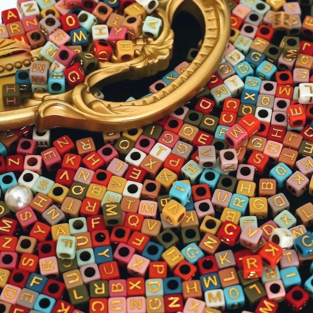 Kralen om te rijgen, ca. 1000 stuks, 6 x 6 mm, kleurrijke letterkralen, vierkant, knutselkralen, letters A-Z, kralen voor sieraden knutselen (A goudkleurig)