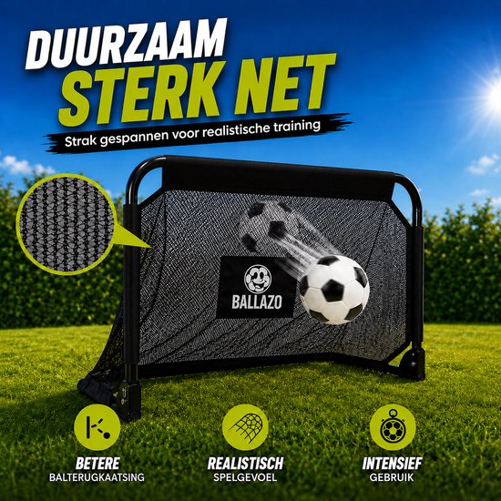 Voetbaldoel met bal in de lucht. Strak gespannen gaasnet, stevige constructie.