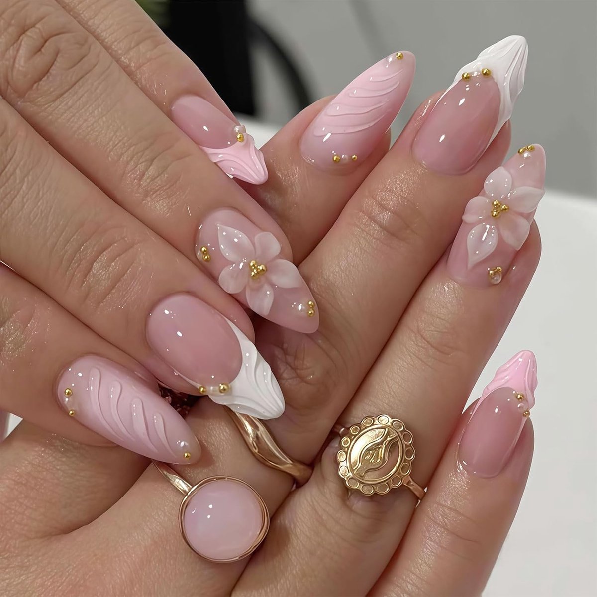 3D Pink Press On Nails Mandel - Middelgrote kunstnagels met French Tip en gegraveerd bloemen- en goudparelontwerp, herbruikbare kunstnagels met glanzende afwerking en plakstrips - 24-delige nagelset
