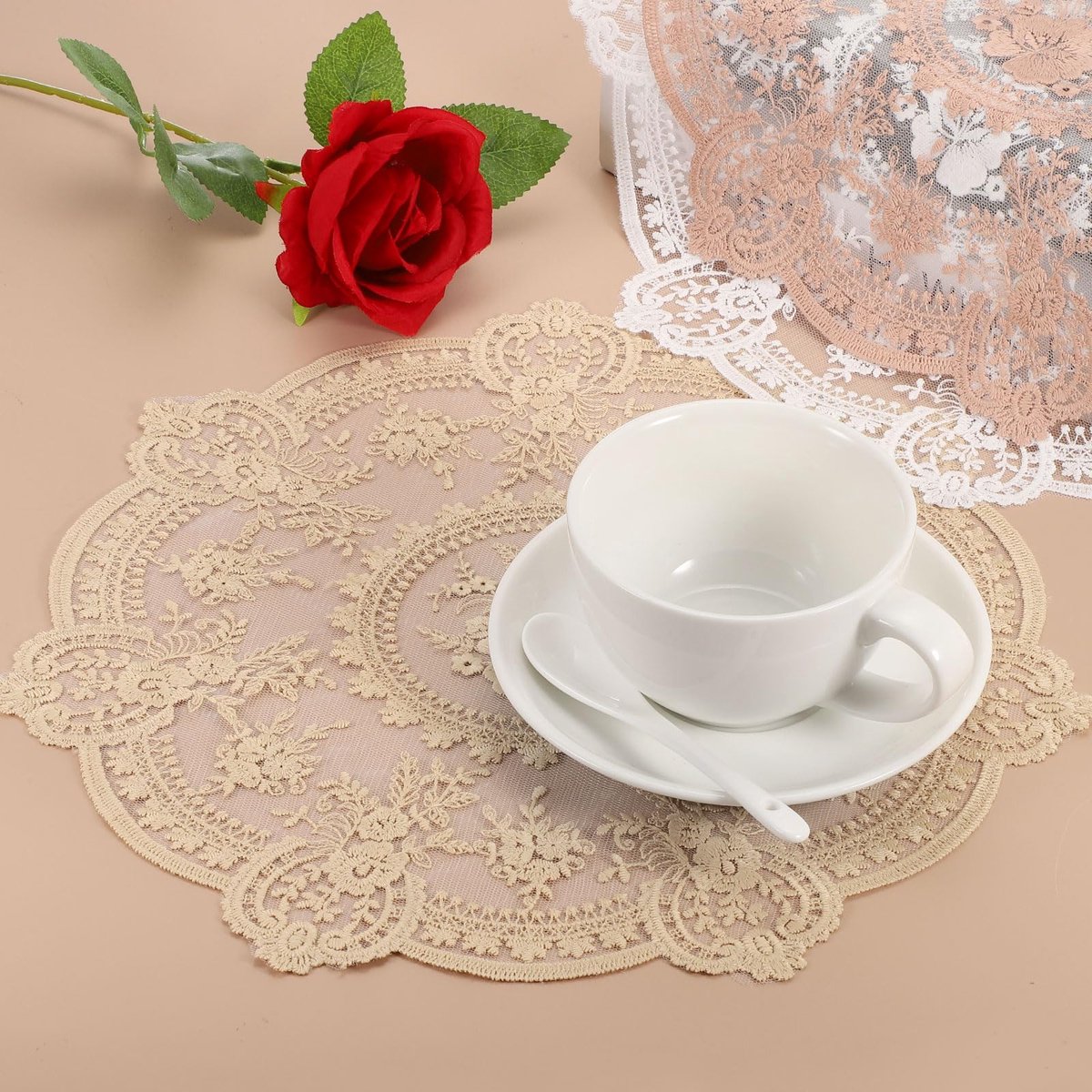 Placemats set van 2 - ronde gehaakte onderzetters - delicaat geborduurd - sfeervolle tafeldecoratie - ShopVlot