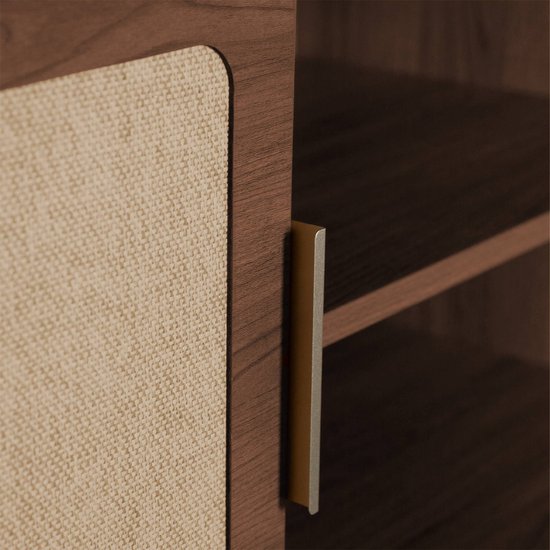 Dichte close-up van een kastdeur met houten frame en een beige, geweven paneel. Gouden handgreep.
