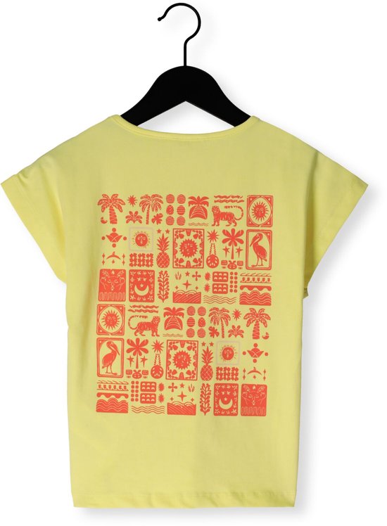 Lichtgele t-shirt met veelkleurige print van vierkanten met zomerse iconen zoals palmbomen, ananassen en tijgers.