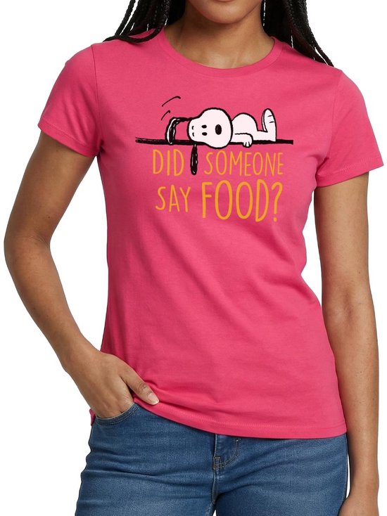 Een vrouw draagt een roze t-shirt met de Peanuts stripfiguur Snoopy die zegt 'DID SOMEONE SAY FOOD?'.
