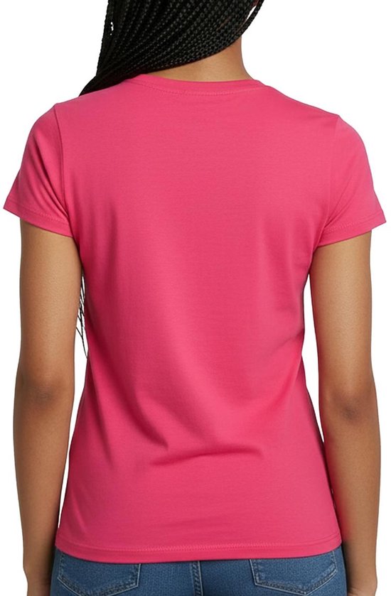 Roze T-shirt met korte mouwen, met de rug naar de kijker, met een vlecht.