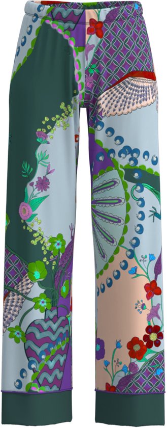 Lange pyjamabroek met een patchwork-effect van diverse bloemenprints in blauw, groen en paars.