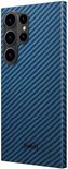 Blauw Neket Fiber telefoonhoesje met zwart rasterpatroon, met uitsparing voor cameralens.