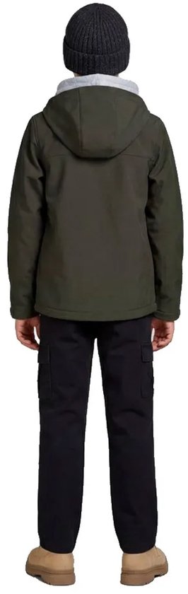 Achterkant jongen in een groene JJ Rebel softshell jas, met donkergrijze muts en zwarte cargobroek.