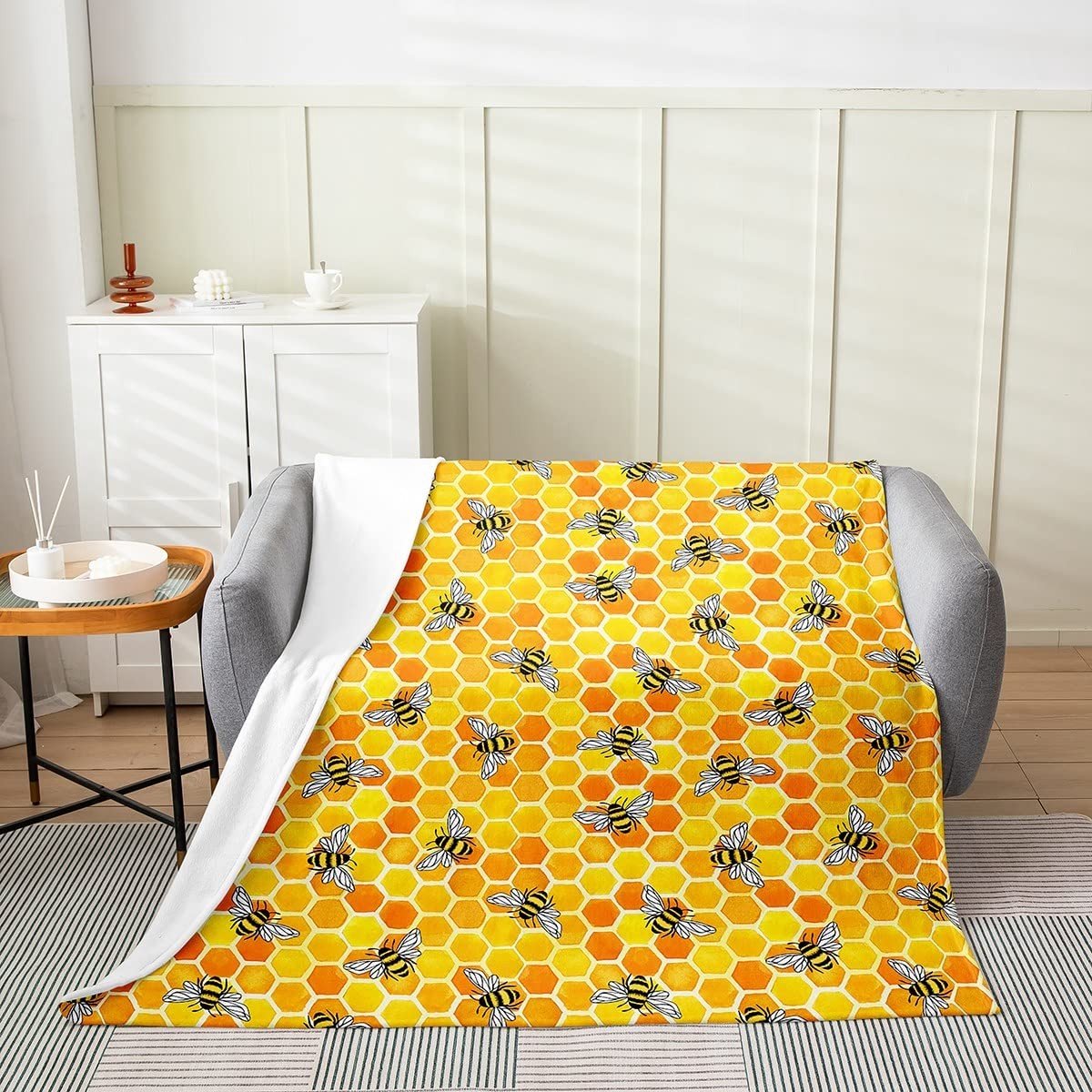 Omgoods - Bees and Flowers Throw Blanket - Schattige Bijen en Bloemen Dekentje 228x228cm - Oranje