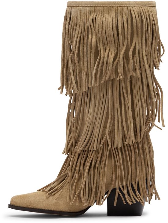 Beige suède laars met drie lagen franjes, schuin van achteren.