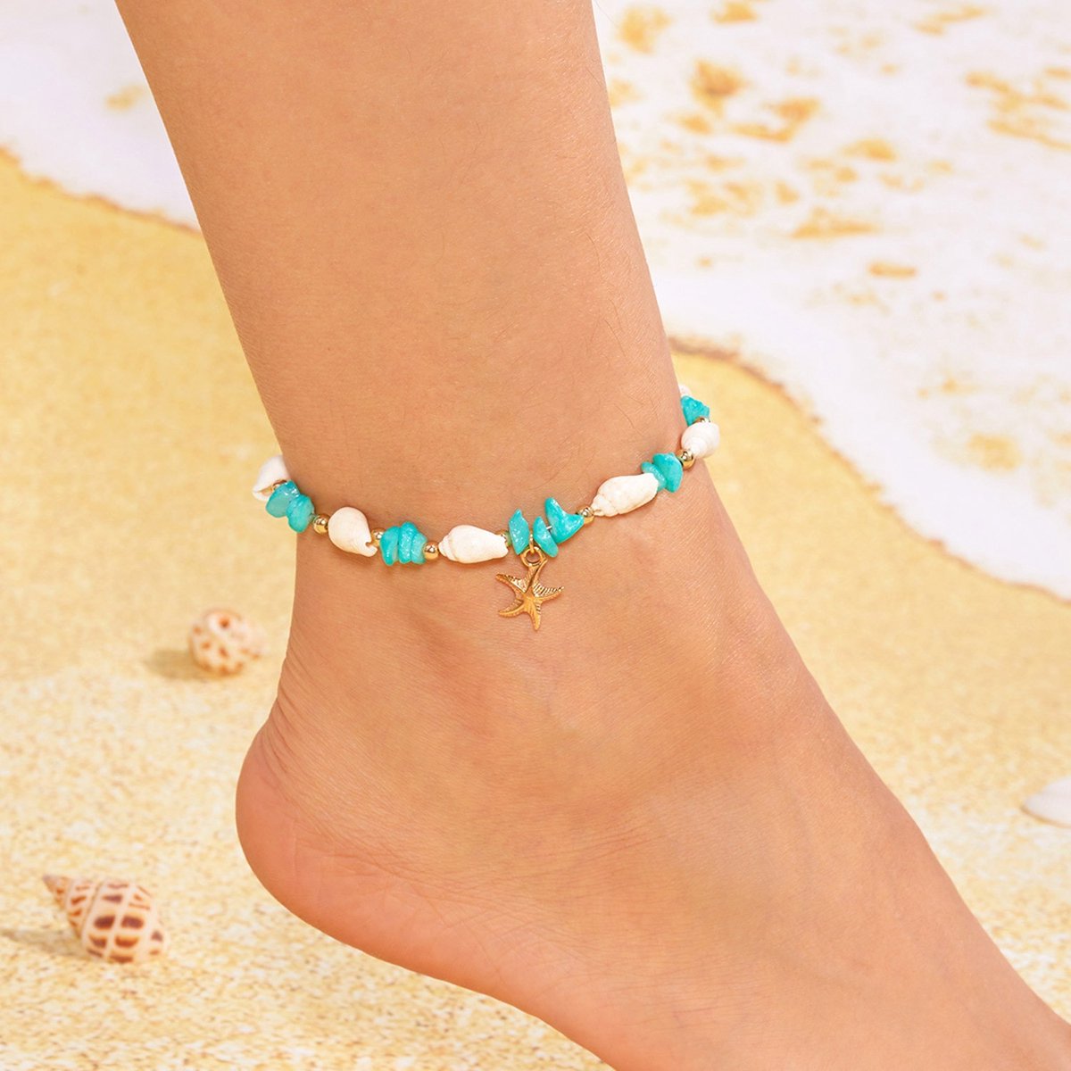 Enkelbandje met zeester en schelp (imitatie) – 21 + 5 cm – Enkelbandje met chipkralen strandstijl – Zomers enkelbandje – Kralenenkelbandje met oceaanthema – Kralensieraden voor dames – Accessoire in strandstijl – Perfect voor strandvakanties