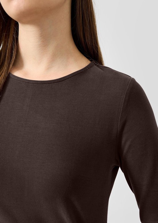 Close-up van de donkerbruine longsleeve met ronde hals.