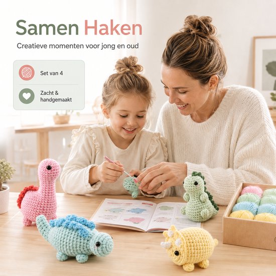 Moeder en dochter haken samen dinosauriërs. Vier gehaakte dino's in roze, blauw, groen en geel.