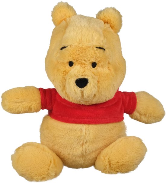 Zittende pluchen Winnie de Poeh met een helderrood shirt en een zachte gele vacht.