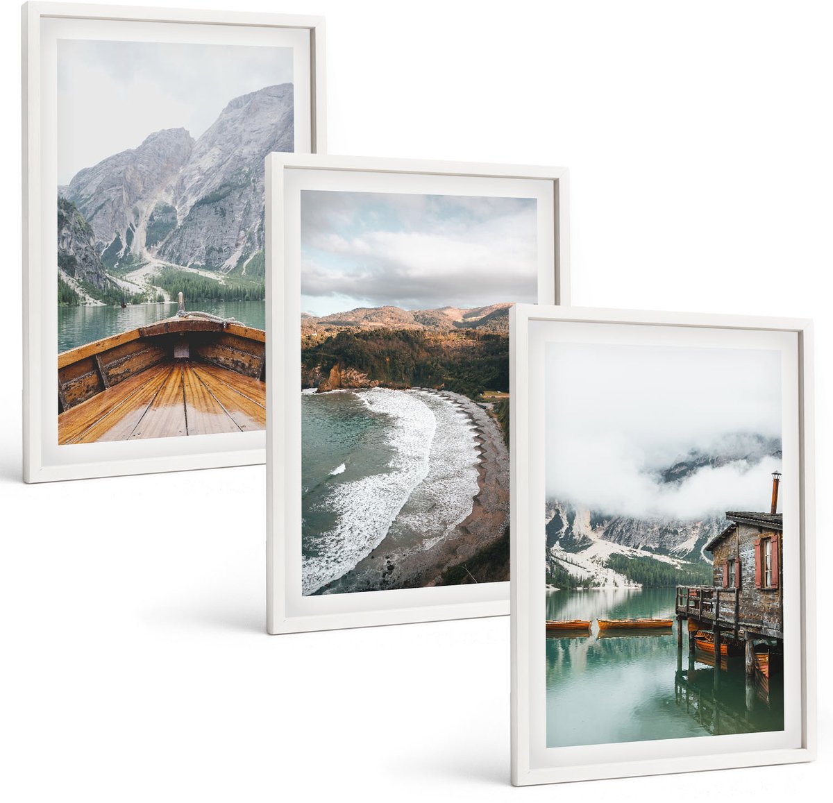 Wallfluent 3-Delige Schilderij Set - Uitzicht Op De Bergen Boven Het Meer Met Boot En Strandlandschappen. - 40 x 60 - Wanddecoratie - Schilderijen Set - Kantoor - Moderne Wanddecoratie
