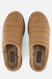 Boven-aanzicht van bruine Skechers pantoffels met gewatteerd bovenwerk en teddy voering. Skechers Relaxed Fit Luxe Foam.