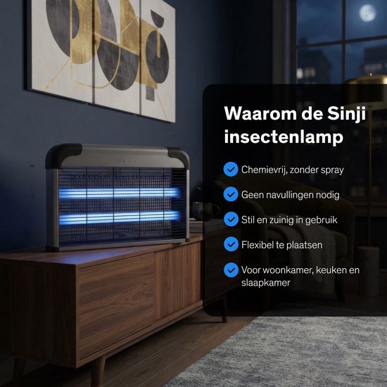 Zilverkleurige insectenlamp met blauwe UV-lampen op een dressoir in een woonkamer, chemievrij en stil in gebruik.