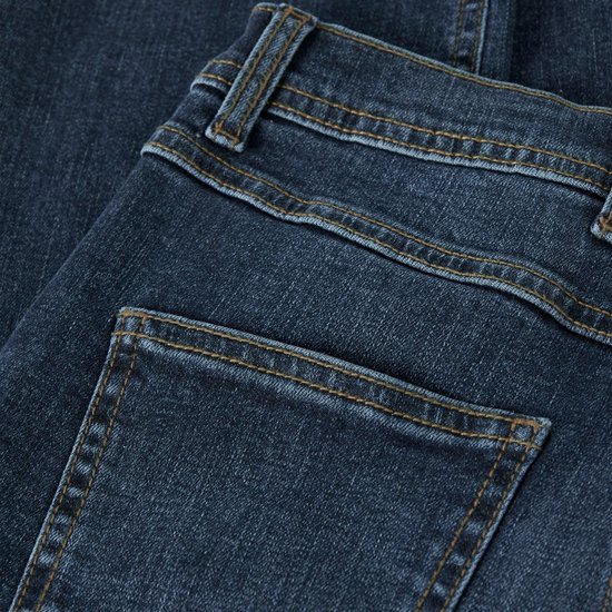 Detail van de achterkant van een donkerblauwe spijkerbroek, met zicht op de zakken en stiksels.