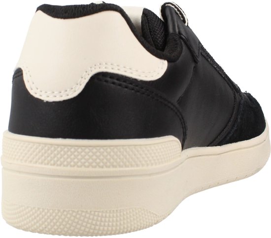 Achterkant van de hiel van een zwarte Geox sneaker met beige zool.